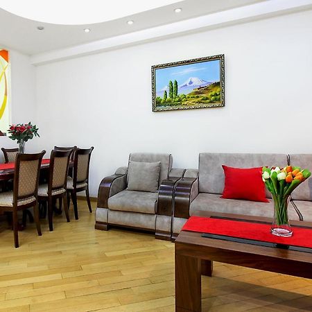 יירבאן 3 Bedroom Apartment Near Republic Square מראה חיצוני תמונה